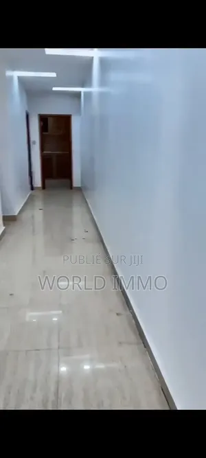 2chbre Appartement dans L'Immeuble, Yoff à Louer