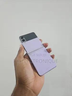 Photo - New Samsung Galaxy Z Flip 3 128 GB Violet