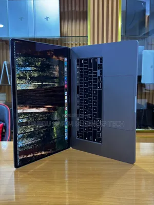 New Apple MacBook Pro 2019 16GB Intel Core I7 SSD 256GB