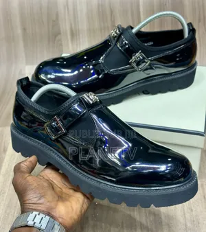 Photo - Chaussures en Cuir Avec Fermeture Disponible TDS