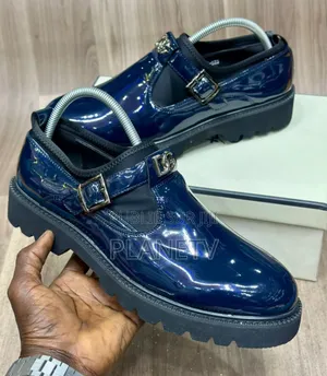 Chaussures en Cuir Avec Fermeture Disponible TDS