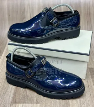 Chaussures en Cuir Avec Fermeture Disponible TDS