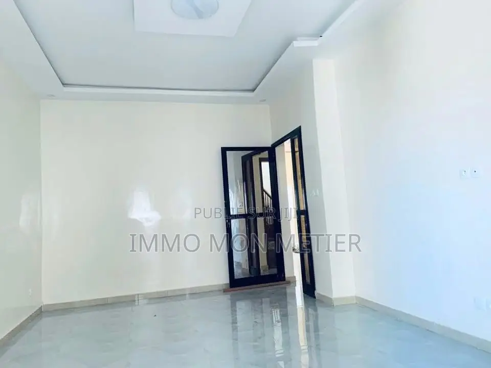 2chbre Appartement dans F3 À Louer À Keur à Louer