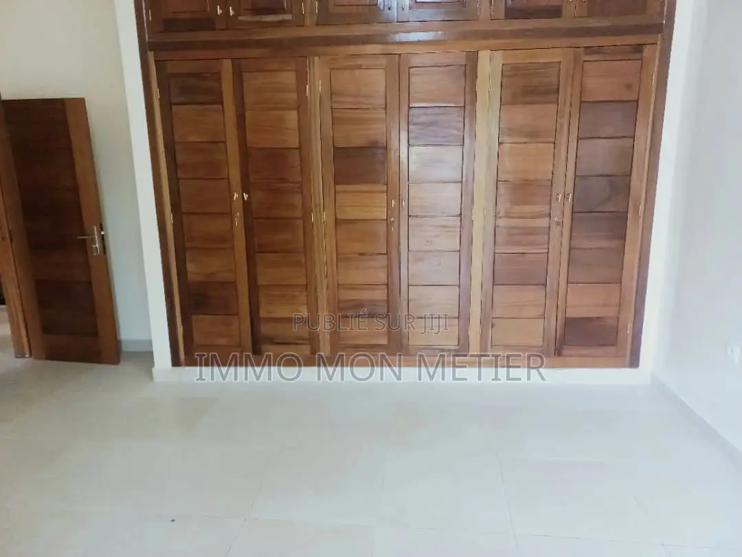 2chbre Appartement dans Ouakam à Louer