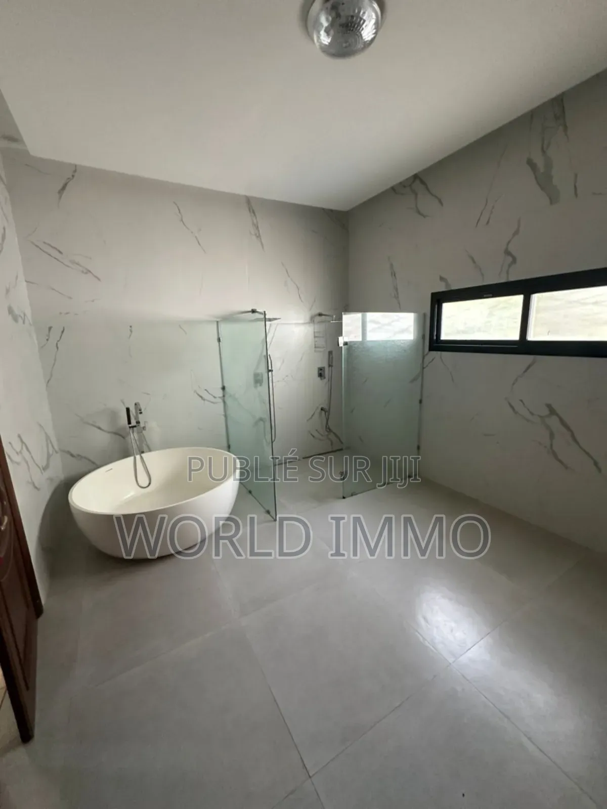 5chbre Villa dans L'Espace, Almadies à Louer