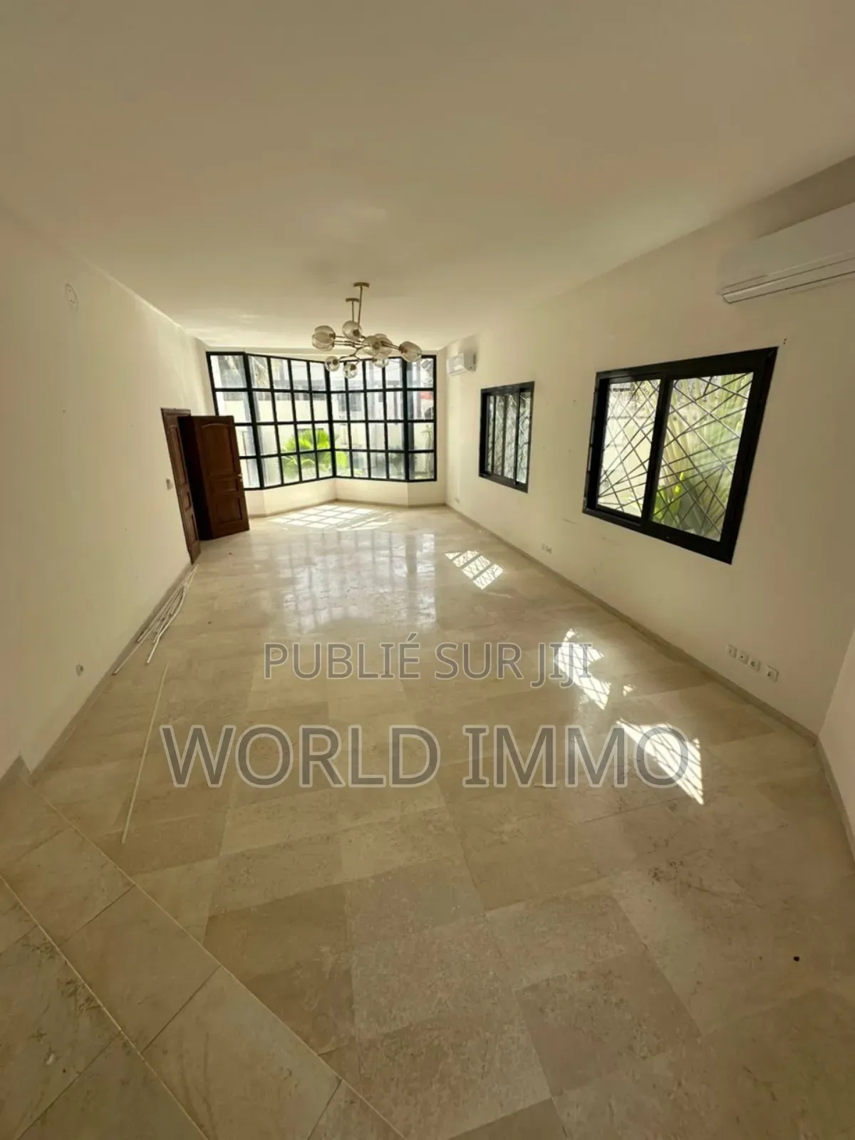 5chbre Villa dans L'Espace, Almadies à Louer