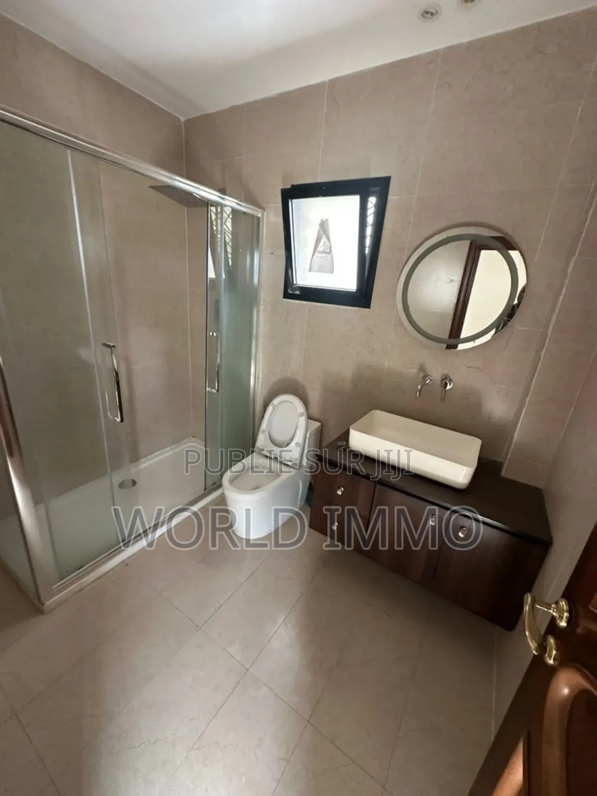 5chbre Villa dans L'Espace, Almadies à Louer