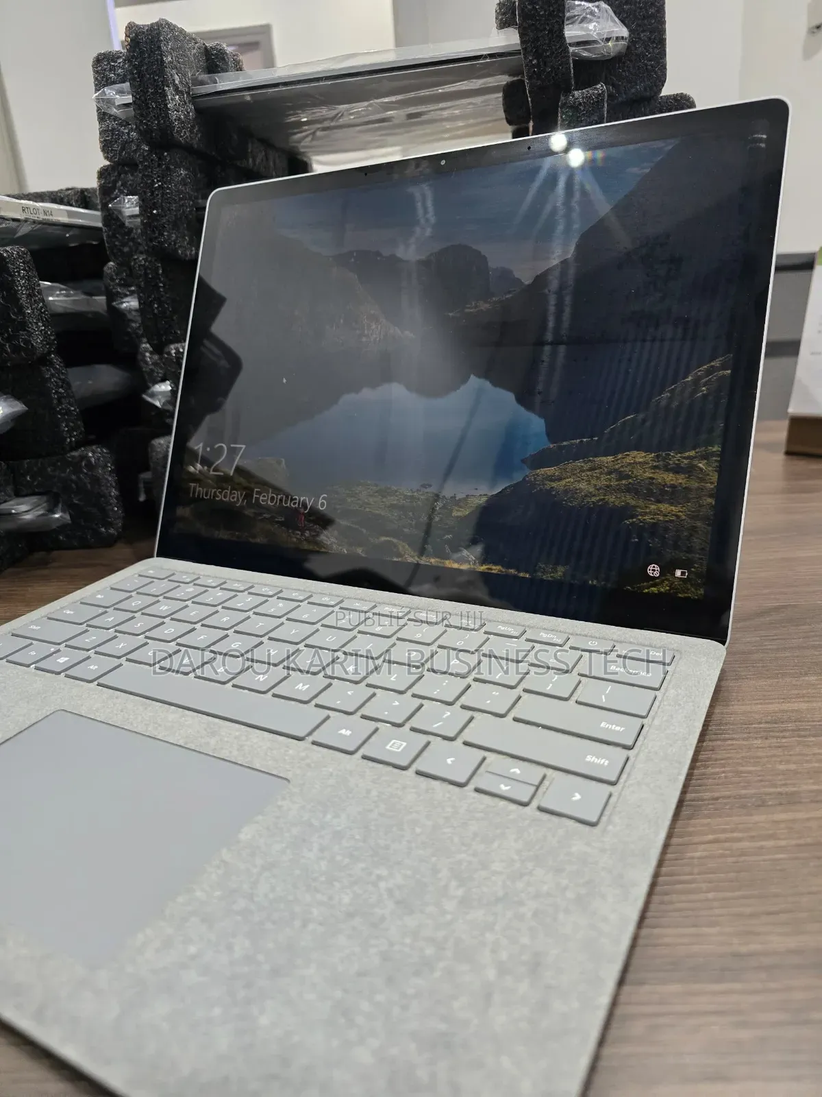 New Microsoft Surface Laptop 2 16GB Intel Core I7 SSD 512GB