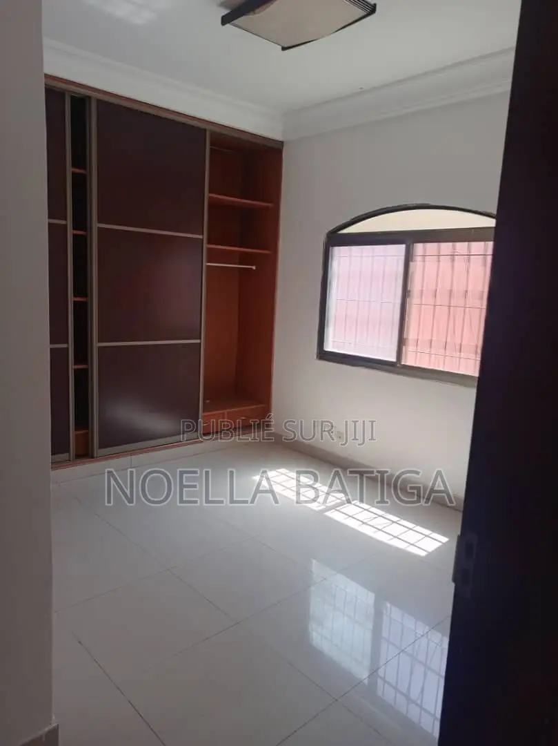 3chbre Appartement dans Groupe Refuge, Almadies à Louer