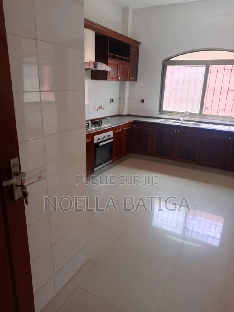 3chbre Appartement dans Groupe Refuge, Almadies à Louer