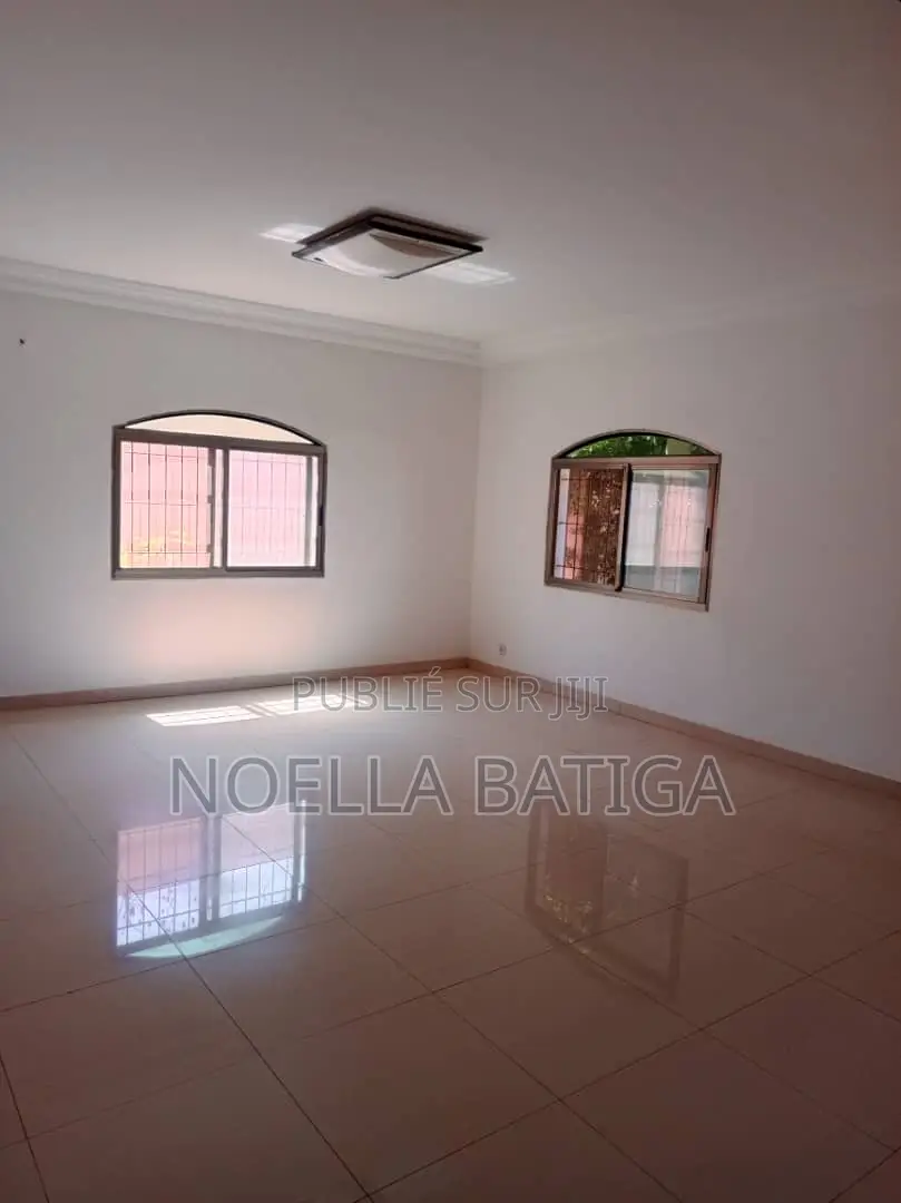 3chbre Appartement dans Groupe Refuge, Almadies à Louer
