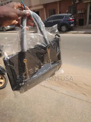 At Sacs Femmes Disponible