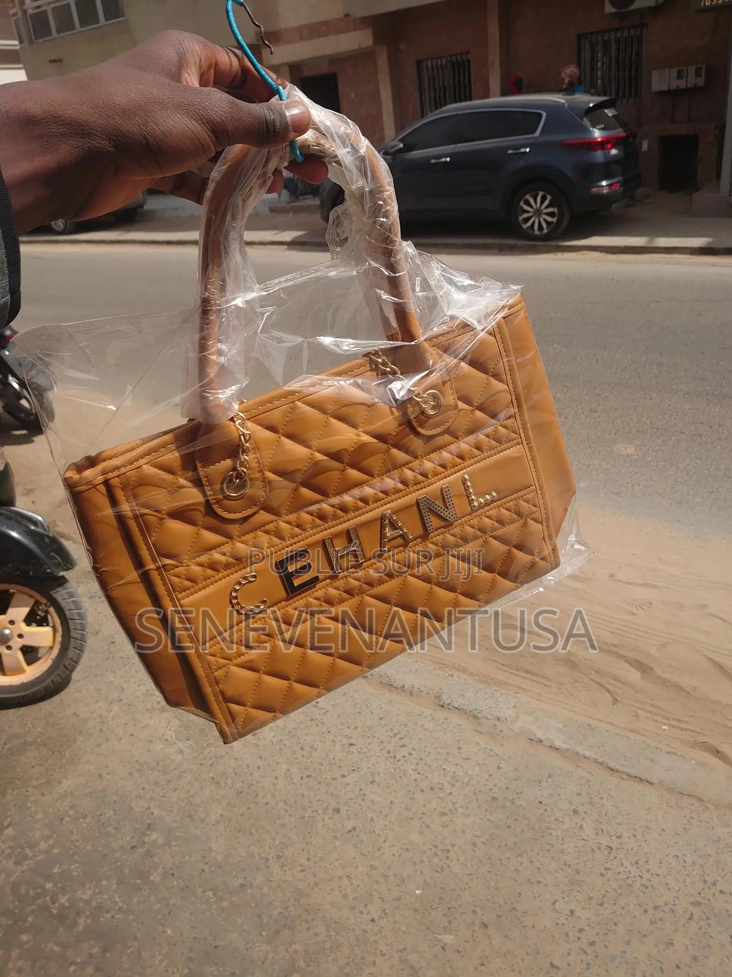 At Sacs Femmes Disponible
