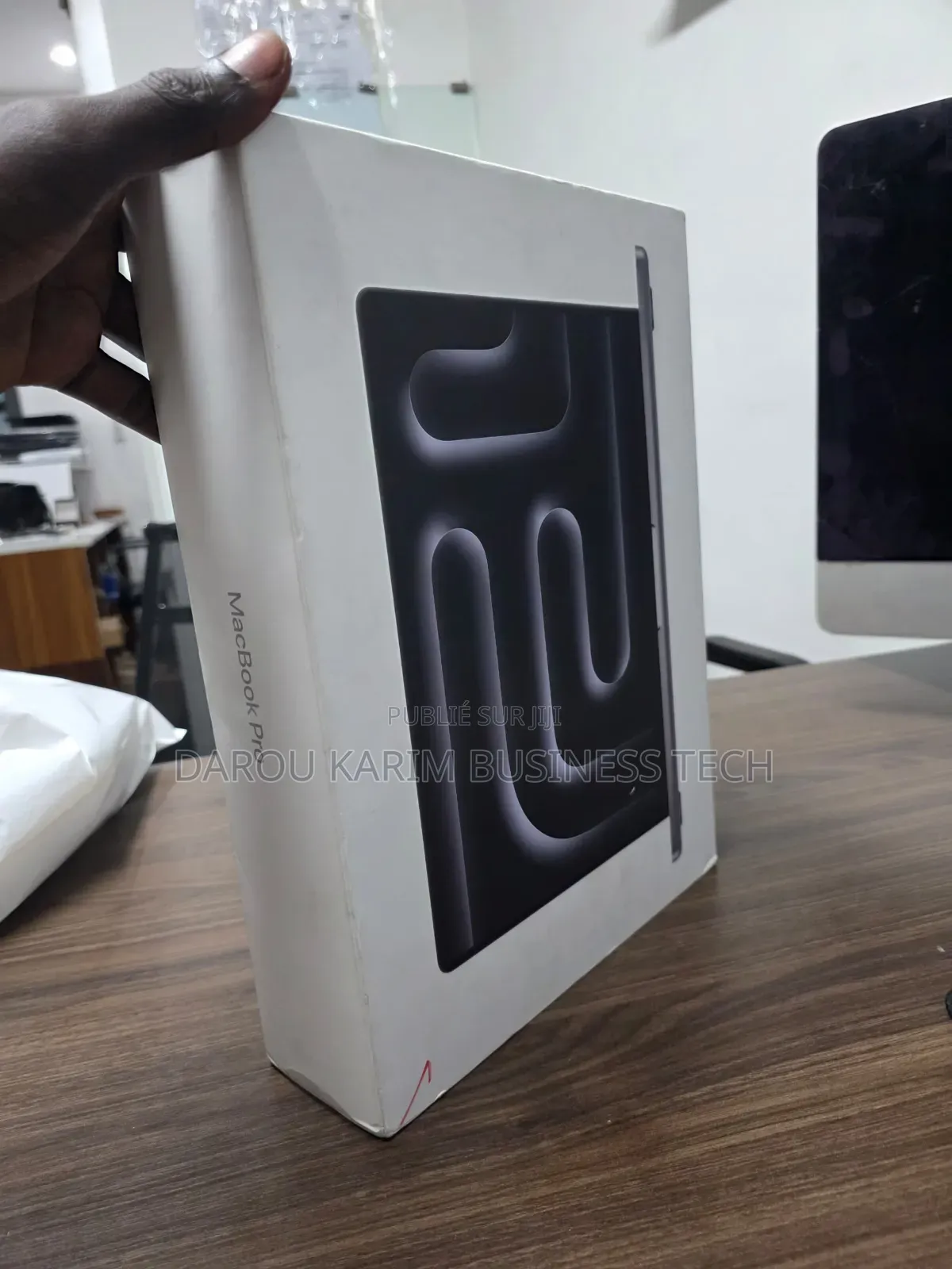 New Apple MacBook Pro 2023 M3 14-Inch 8GB Apple M3 SSD 1T