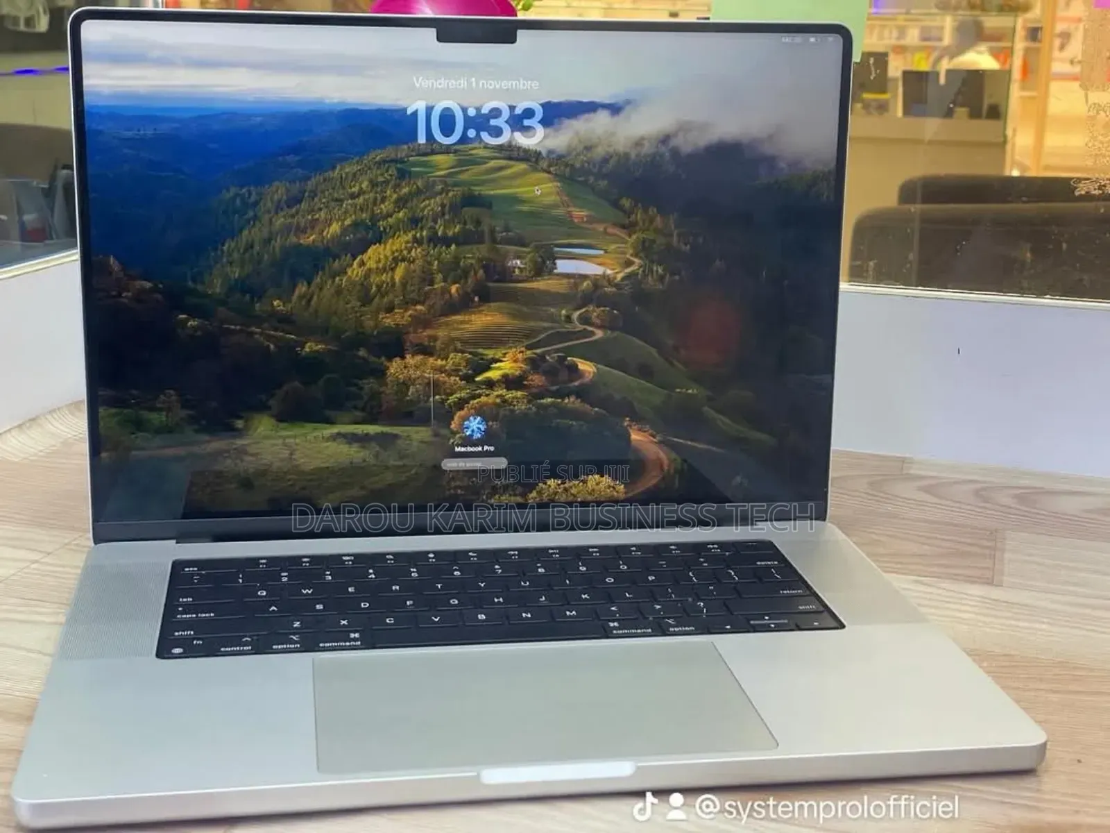 Neuf Apple MacBook Pro 2023 M2 Pro 14-Inch 16GB Apple M2 SSD 512GB