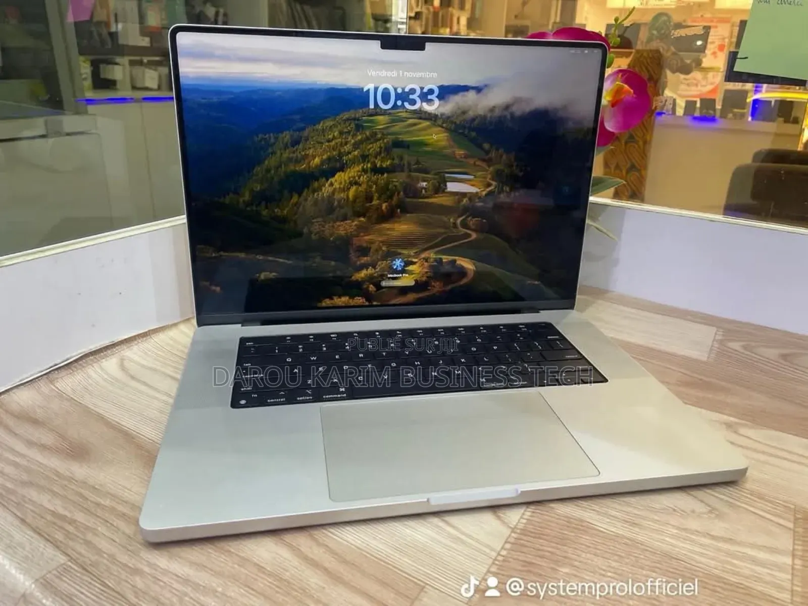 Neuf Apple MacBook Pro 2023 M2 Pro 14-Inch 16GB Apple M2 SSD 512GB