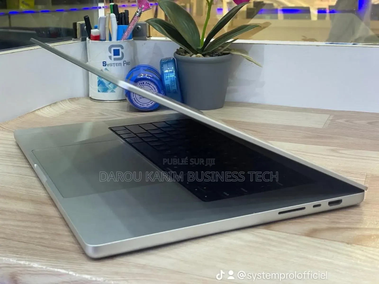 Neuf Apple MacBook Pro 2023 M2 Pro 14-Inch 16GB Apple M2 SSD 512GB