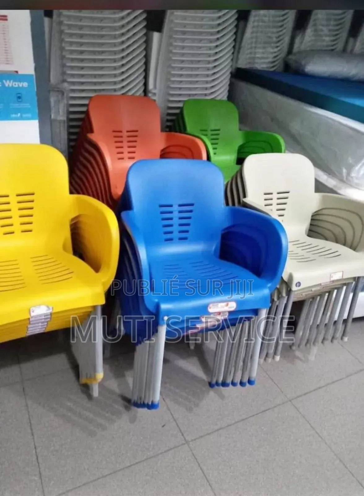 Chaise en Plastique Avec Pieds en Fer Inoxydable