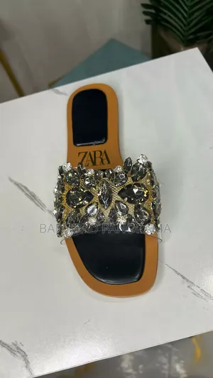 Photo - Chaussures Zara en Promo