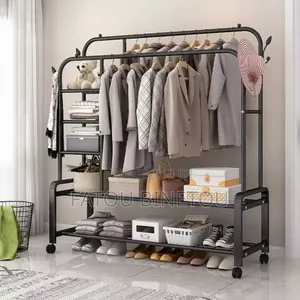 Photo - Penderie Habituellement Et Accessoires