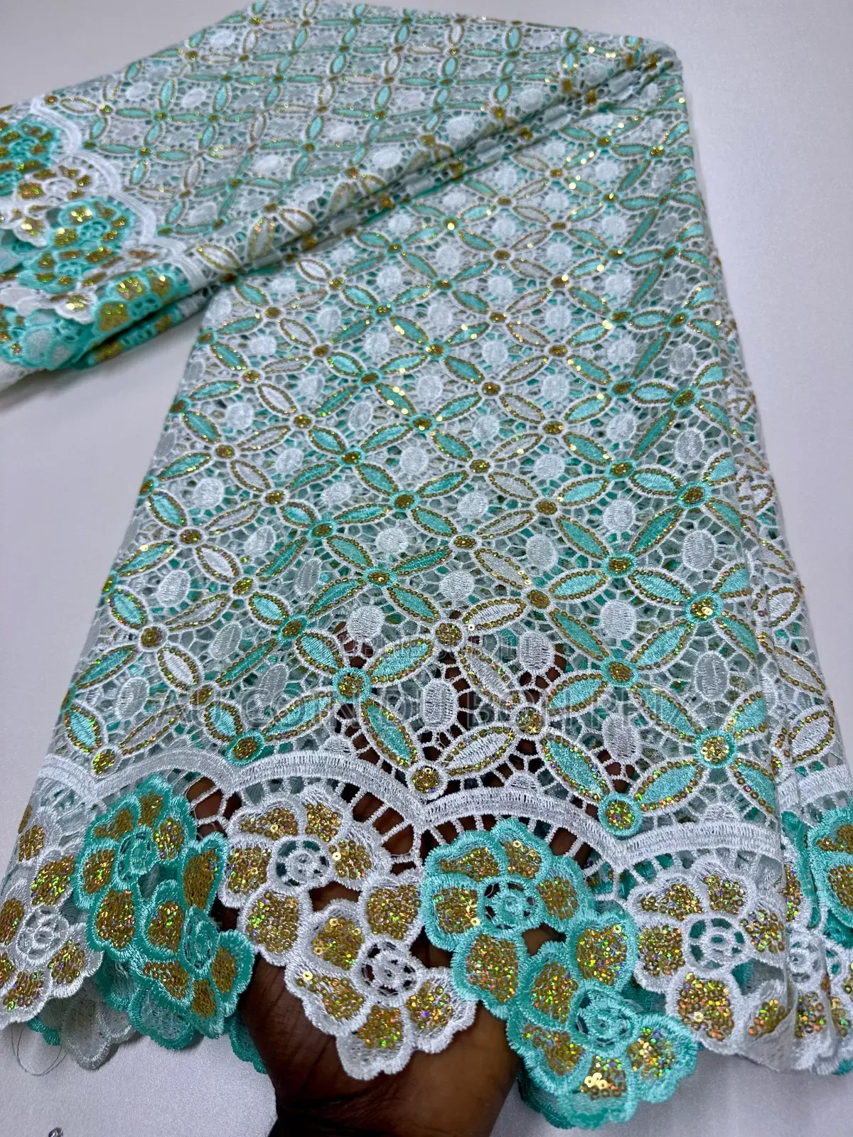 Guipure HKG Avec Des Motifs Très Joli