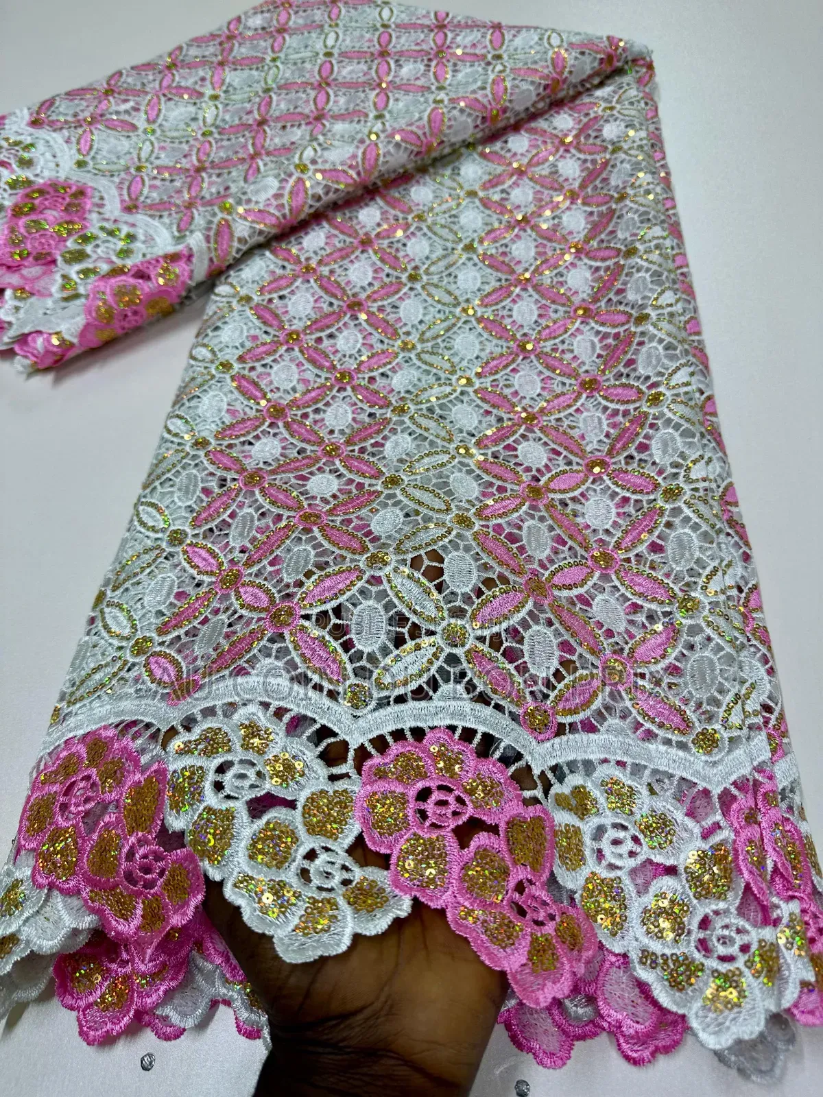 Guipure HKG Avec Des Motifs Très Joli