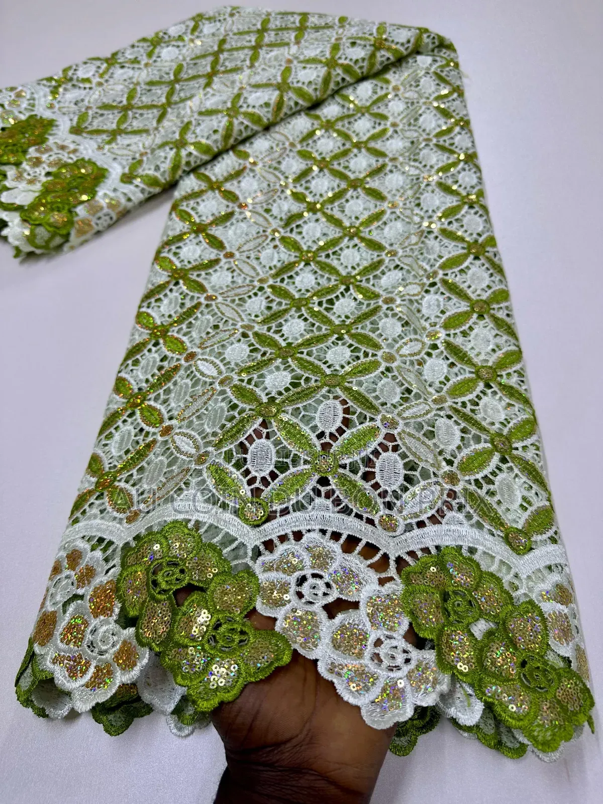 Guipure HKG Avec Des Motifs Très Joli