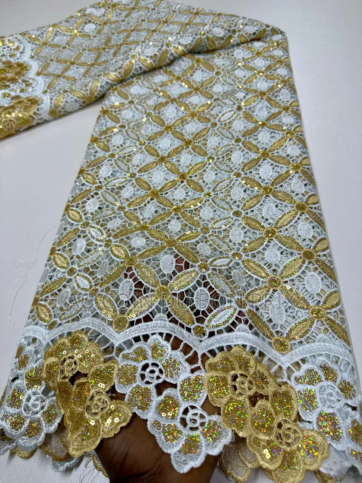 Guipure HKG Avec Des Motifs Très Joli