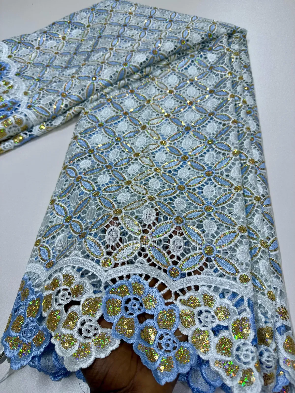 Guipure HKG Avec Des Motifs Très Joli