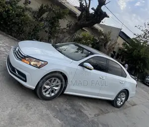 Photo - Volkswagen Passat 2.0T S 2018 Blanc