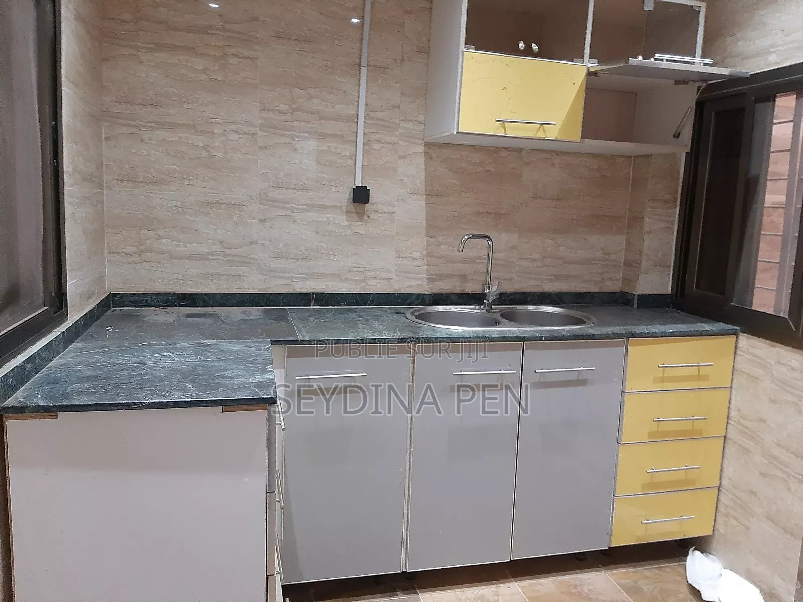 Furnished 2chbre Appartement dans Bâtiment, Almadies à Louer