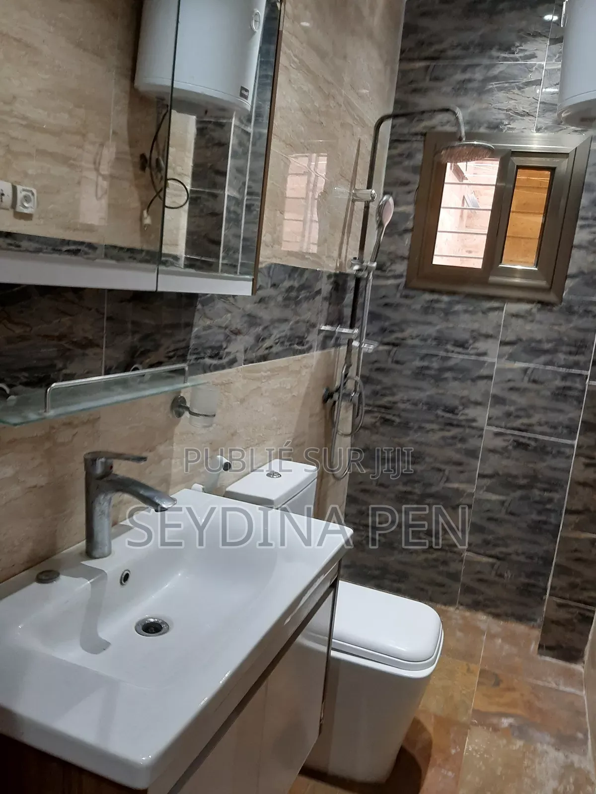 Furnished 2chbre Appartement dans Bâtiment, Almadies à Louer