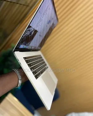 New Apple MacBook Pro 2019 16GB Intel Core I9 SSD 512GB