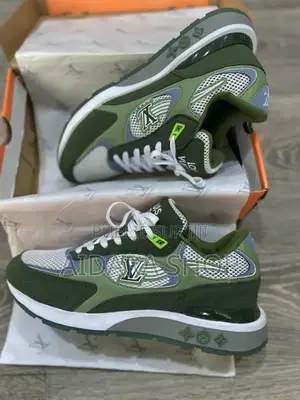 Louis Vuitton Run Away
Size: 40 À 44
*18mille en Gros*