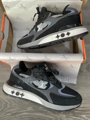 Louis Vuitton Run Away
Size: 40 À 44
*18mille en Gros*