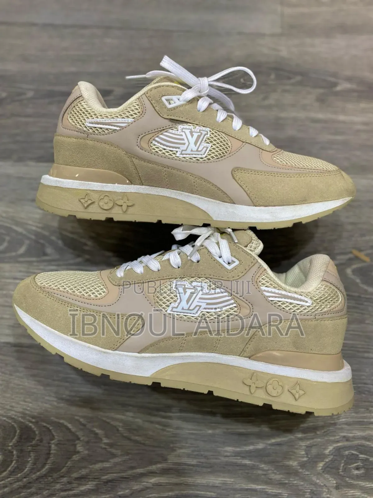 Louis Vuitton Run Away
Size: 40 À 44
*18mille en Gros*