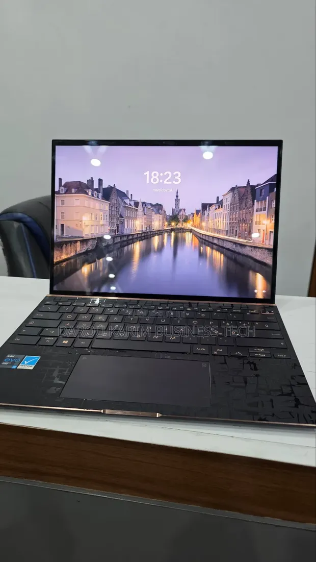 Le test de l'ordinateur portable Asus ZenBook S 13 Oled a intégré notre