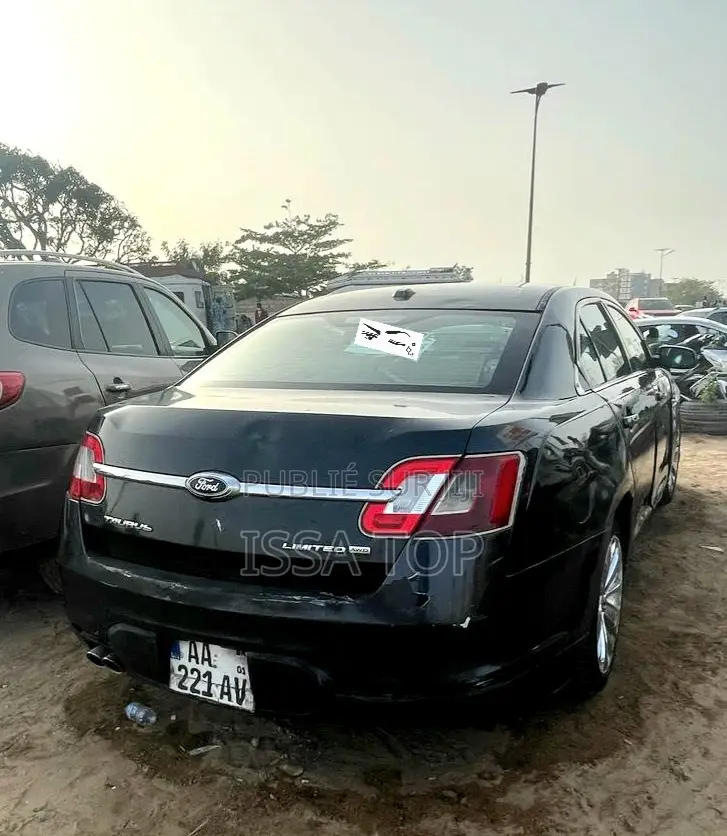 Ford Taurus 2011 Noir
