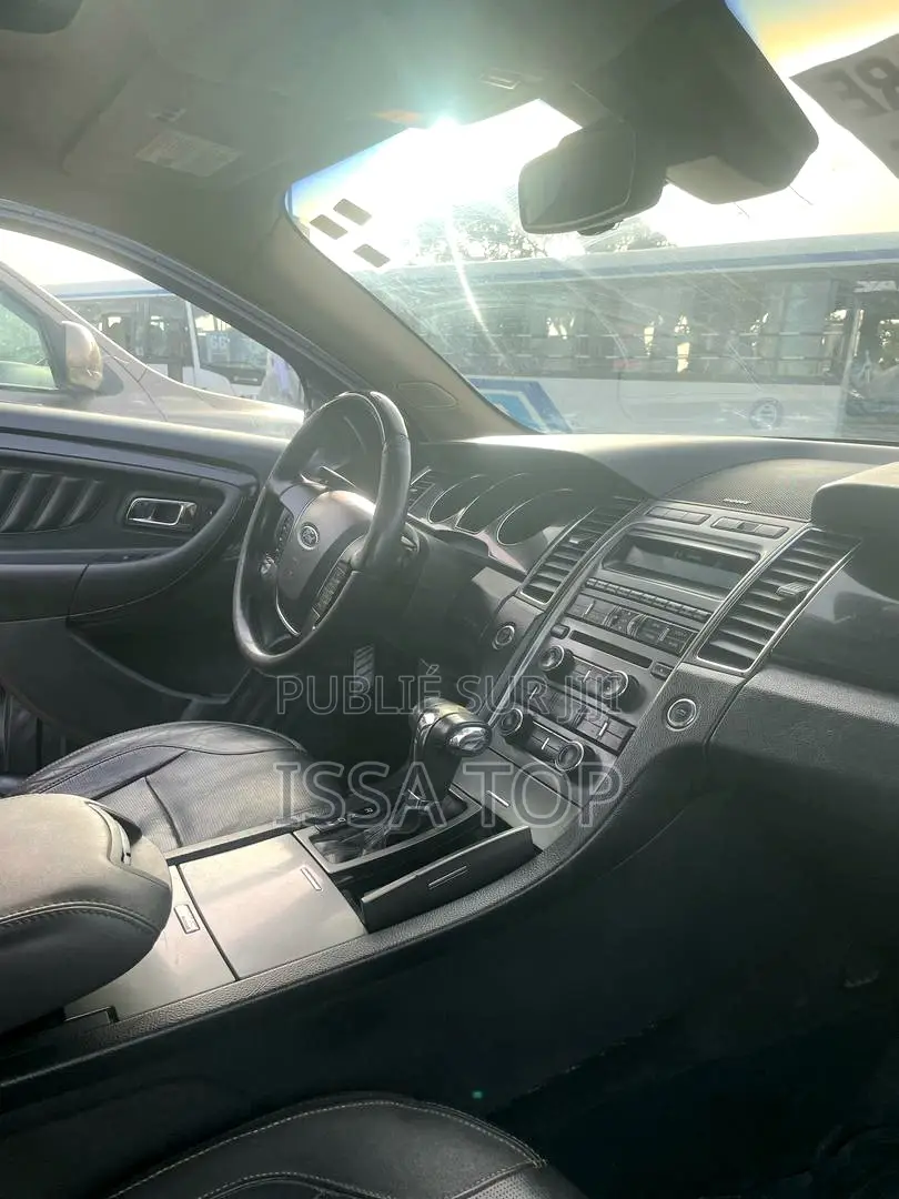 Ford Taurus 2011 Noir