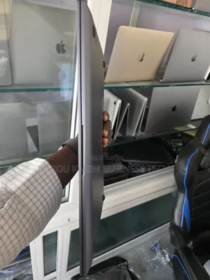 New Samsung Galaxy Book4 8GB Intel Core I5 SSD 256GB