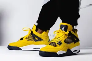 Photo - Jordan 4 Retro Tour Yellow Og
