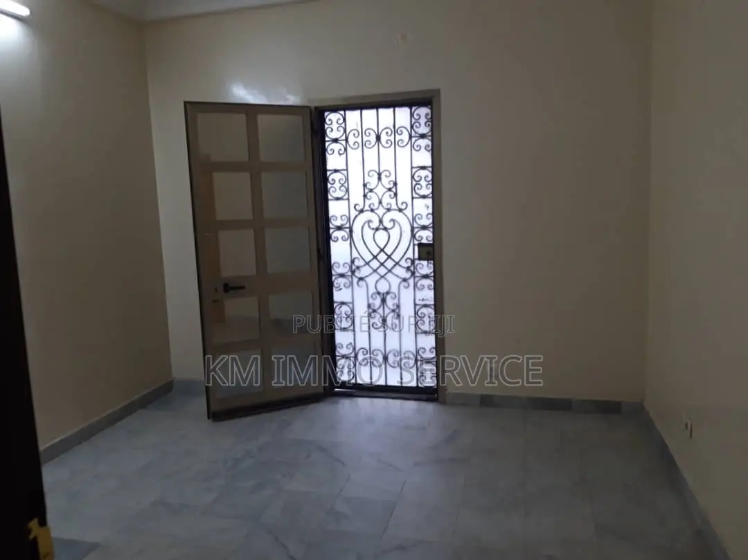 3chbre Appartement dans Km Immo Services, Mermoz Sacré-Cœur à Louer