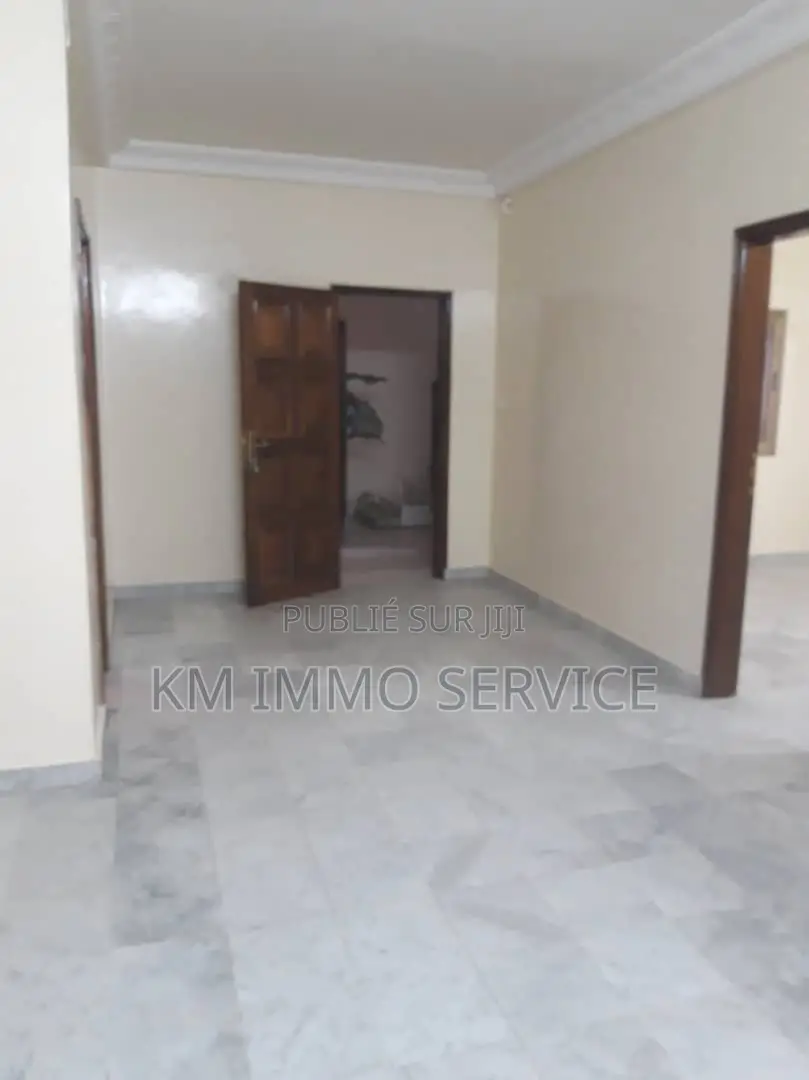 3chbre Appartement dans Km Immo Services, Mermoz Sacré-Cœur à Louer