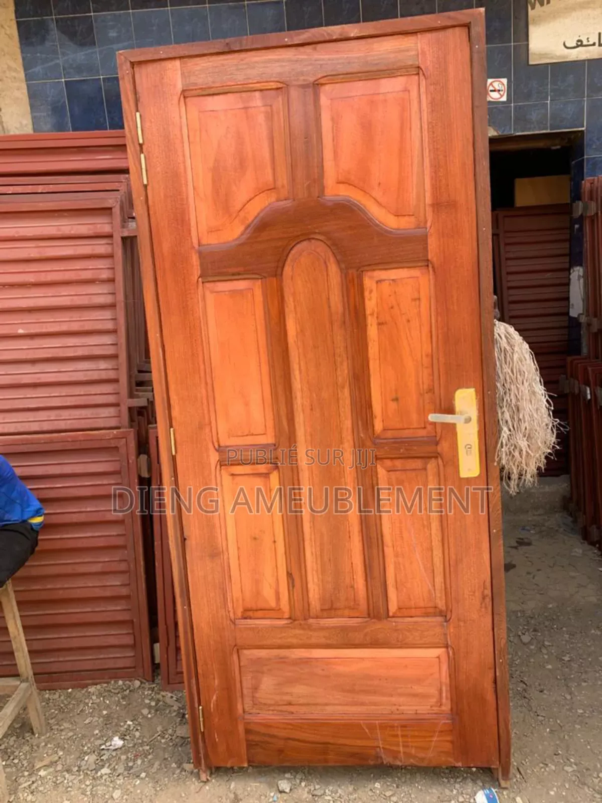 Porte Fraqué Et Bois Rouge