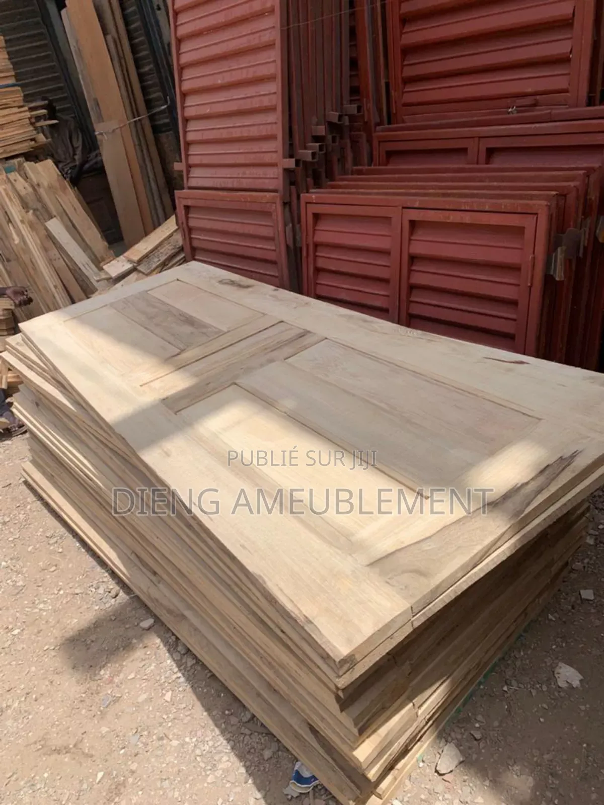 Porte Fraqué Et Bois Rouge