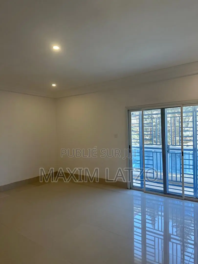 3chbre Appartement dans Almadies à Louer