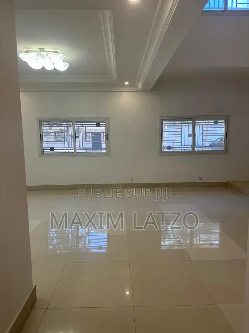 3chbre Appartement dans Almadies à Louer