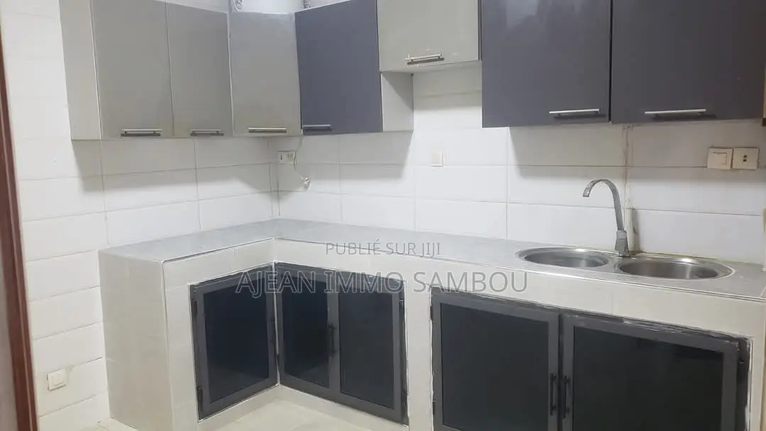 3chbre Appartement dans Sambou Immo, Yoff à Louer