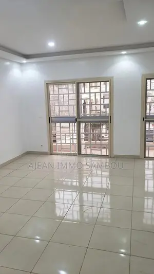 3chbre Appartement dans Sambou Immo, Yoff à Louer