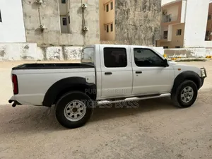 Nissan NP300 2017 Blanc cassé